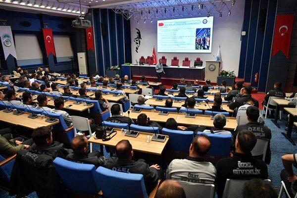 Büyükşehir’den özel güvenlik personeline “KAAN” eğitimi Kayseri Büyükşehir Belediyesi’nde görev yapan özel güvenlik personeline yönelik “Genel