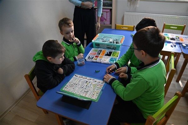 Robotik Kodlama dersi kapsamında öğrenciler, temel mekanik sistemleri tanıyarak mühendisliğin