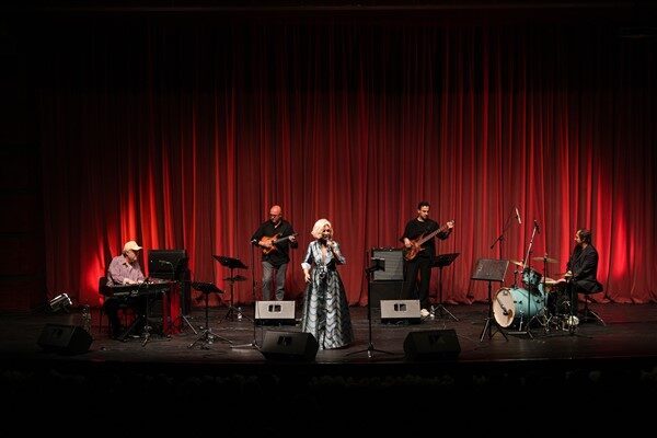 Dilek Sert Erdoğan (Vokal), Yavuz Darıdere (Hammond-Trompet), Sıtkı Sırtanadolu (Gitar),