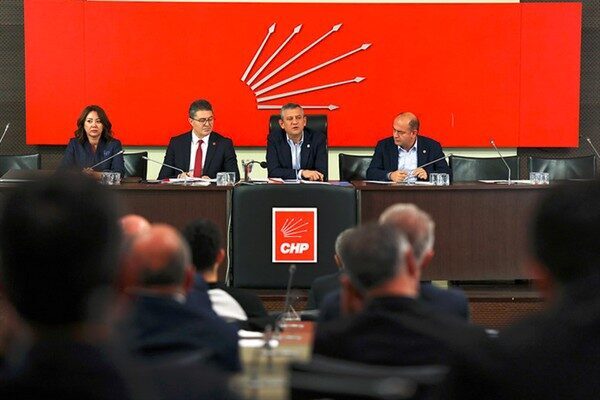 Cumhuriyet Halk Partisi (CHP) Genel Başkanı Özgür Özel, Genel Merkezde