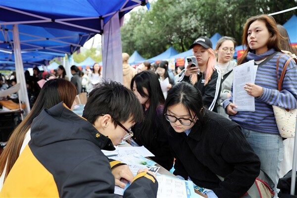 Çin’de ilk 9 ayda 10 milyondan fazla kişi istihdam edildi İnsan Kaynakları ve Sosyal Güvenlik Bakanlığı, yılın ilk dokuz ayında