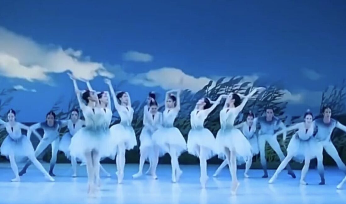 Başkent Beijing'deki Ulusal Büyük Tiyatro, tatil süresince ulusal operalar ve