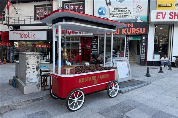 Daha önce simit arabalarını tek tip hale getirerek tarihi dokuya