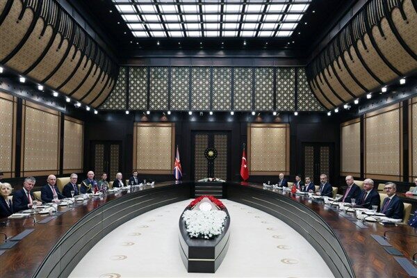 Cumhurbaşkanı Erdoğan, Starmer ile heyetler arası görüşme gerçekleştirdi Cumhurbaşkanı Erdoğan, Birleşik Krallık Başbakanı Keir Starmer ile Cumhurbaşkanlığı Külliyesi'nde