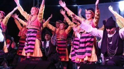 Kutlamalar, 28 Ekim sabahı Cumhuriyet Meydanı’nda gerçekleştirilen Atatürk Anıtına çelenk