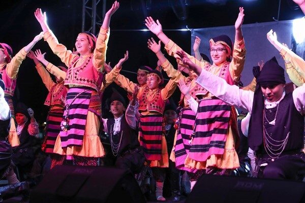 Cumhuriyet Bayramı Aliağa’da kutlandı Kutlamalar, 28 Ekim sabahı Cumhuriyet Meydanı’nda gerçekleştirilen Atatürk Anıtına çelenk