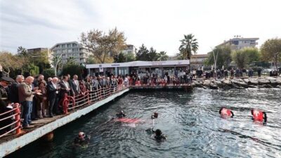 Atatürk Anıtı’nda düzenlenen törene; Karamürsel Belediye Başkanı Ahmet Çalık, İlçe