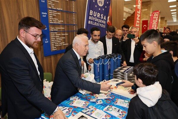 Orhangazi Belediyesi tarafından Büyükşehir Belediyesi Gençlik Merkezi’nde düzenlenen Kitap Günleri’ni