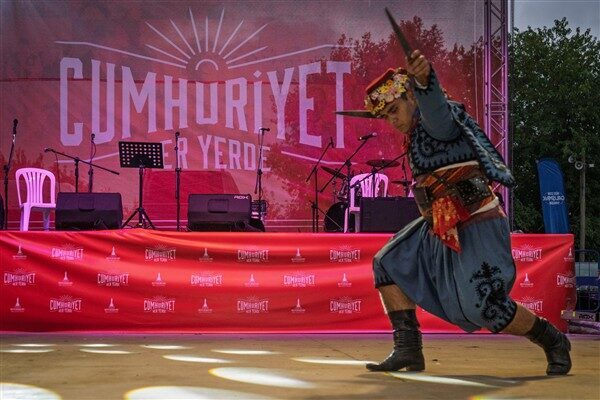 Kiraz Çok Amaçlı Pazaryeri’nde gerçekleşen kutlama programı, İzmir Büyükşehir Belediyesi