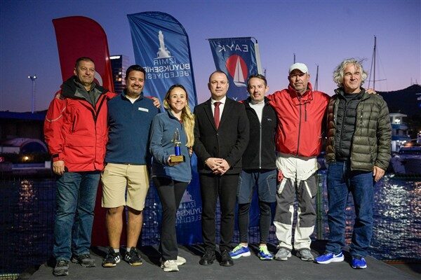 Cumhuriyet Kupası Yat Yarışlarında ödüller sahiplerini buldu 29 Ekim Cumhuriyet Bayramı’nın 102’nci yılı kutlamaları kapsamında İzmir Büyükşehir