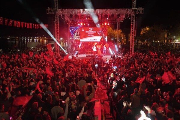 Akşam saatlerinde Altınkum Mahallesi 2. Köprü’den başlayıp Akçay Cumhuriyet Meydanı’na