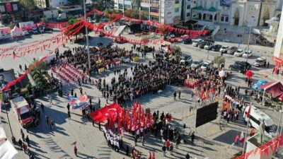 Kutlamalar belediye kreşlerindeki miniklerin gösterileriyle başladı. Atatürk anıtına çelenk bırakma