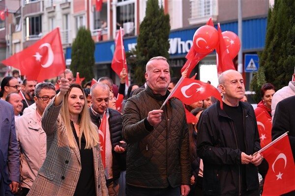 Karacabey Kaymakamlığı öncülüğünde, Karacabey Belediyesi’nin katkılarıyla düzenlenen 29 Ekim Cumhuriyet