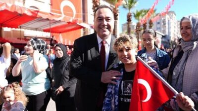 Valilik önünde devam eden kutlama programında, Manisa Valisi Vahdettin Özkan,