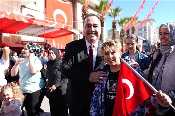 Cumhuriyet’in 102’nci yıl dönümü Manisa’da kutlandı Valilik önünde devam eden kutlama programında, Manisa Valisi Vahdettin Özkan,