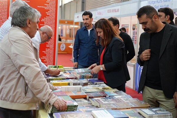 DBB Eş Başkanları, Diyarbakır Kitap Fuarı’nı ziyaret etti Büyükşehir Belediyesi Eş Başkanları Serra Bucak ve Doğan Hatun, DBB