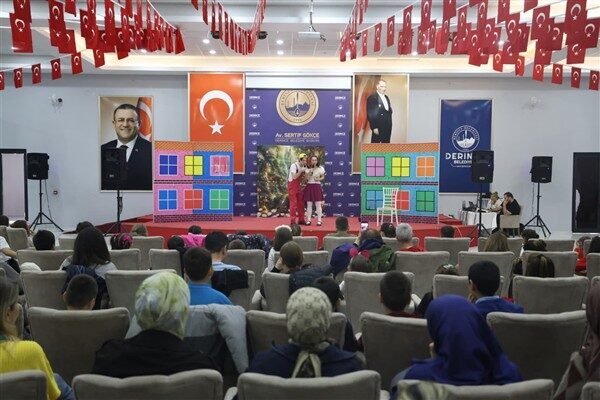 Derince’de Dedemin Mirası Cumhuriyet Çocuk Tiyatrosu sahnelendi Yenikent Kültür Merkezi’nde ücretsiz olarak gerçekleşen Dedemin Mirası Cumhuriyet Çocuk