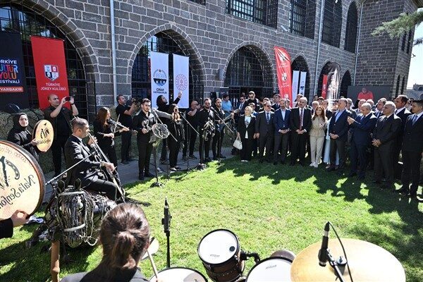 Tarihi İçkale Müze Kompleksi’nde düzenlenen açılış törenine Kültür ve Turizm