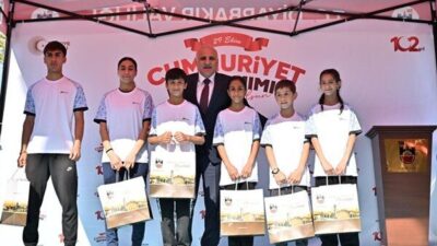Diyarbakır’da 29 Ekim Cumhuriyet Bayramı, Valilik önünde düzenlenen törenle büyük