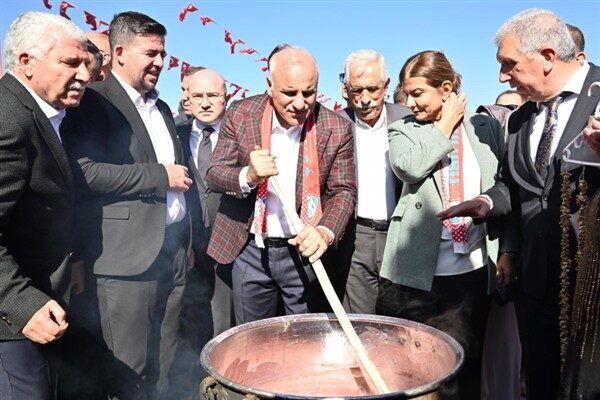 Diyarbakır Valisi Zorluoğlu, Çüngüş ilçesine gerçekleştirdiği ziyaret kapsamında ilk olarak;
