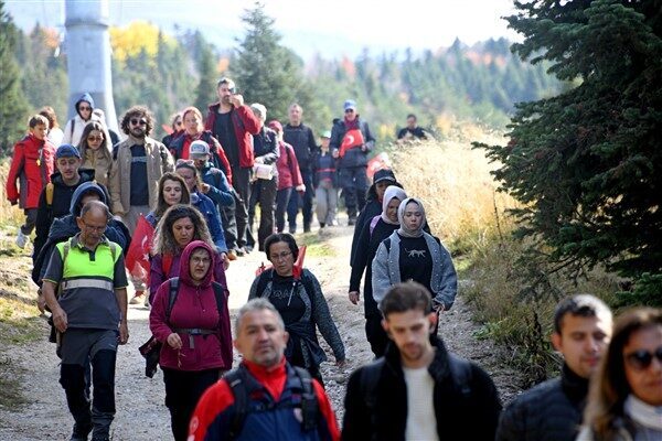 Yürüyüşe Osmangazi Belediye Başkanı Erkan Aydın, belediye başkan yardımcıları, meclis