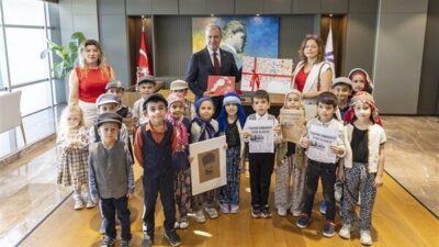 Yöresel ve dönemsel kıyafetlerle Mersin Büyükşehir Belediyesi Hizmet Binası’na giden