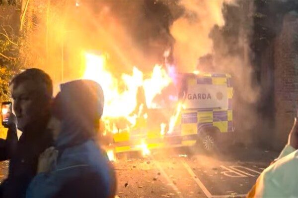 Dublin'de aşırı sağcı protestocuların sığınmacı otelini hedef almasıyla başlayan huzursuzluk