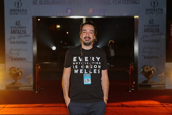 Dünyanın ilk yapay zeka belgeseli Altın Portakal’da 62. Uluslararası Antalya Altın Portakal Film Festivali’nde Alkan Avcıoğlu’nun tamamen