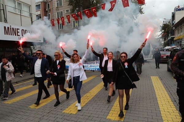 Kutlamalar, Altınoluk ve Akçay mahallelerinde gerçekleştirilen lokma hayrı ile başladı. Ardından Cumhuriyet Meydanı’nda düzenlenen törende, Atatürk Anıtı’na çelenk sunuldu.
