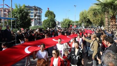 Edremit ilçesinde 29 Ekim Cumhuriyet Bayramı’nın 102. yılı, törenlerle kutlandı.