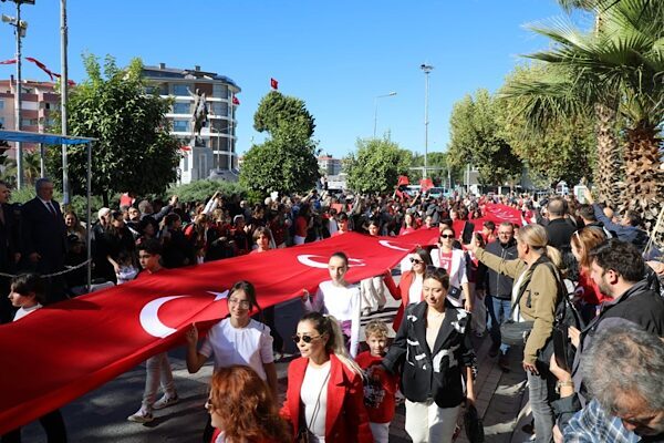 Edremit’te Cumhuriyet’in 102. Yılı kutlandı Edremit ilçesinde 29 Ekim Cumhuriyet Bayramı’nın 102. yılı, törenlerle kutlandı.