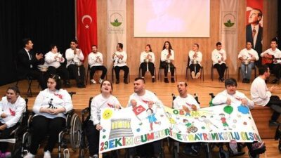 Osmangazi Gösteri Merkezinde düzenlenen kutlama etkinliğinde sahne alan özel öğrenciler,