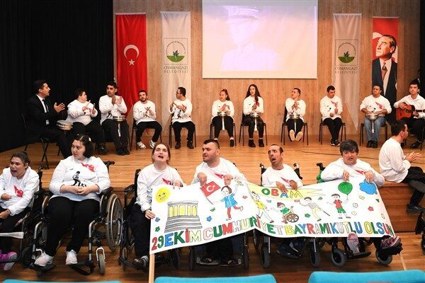 Engelli bireyler Osmangazi’de Cumhuriyet Bayramını kutladı Osmangazi Gösteri Merkezinde düzenlenen kutlama etkinliğinde sahne alan özel öğrenciler,