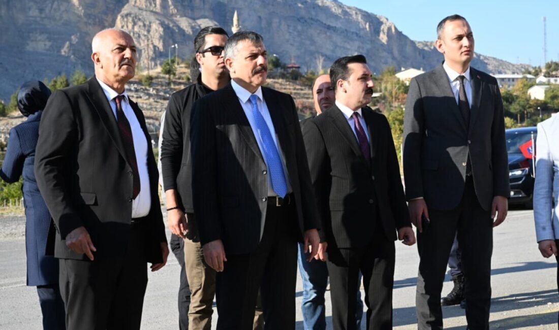 Vali Çiftçi Tortum ilçesinin Bağlarbaşı Mahallesi’nde bulunan Taş Camii’de incelemelerde