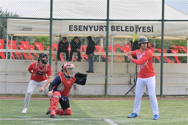 Marmara Bölgesinden 5 takımın katıldığı turnuvada büyükler ve küçükler kategorisinde