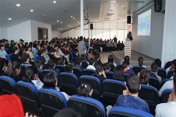 Esenyurt Belediyesi’nden öğrencilere seminer Bu kapsamda, Sürekli Eğitim Merkezi'nde Psikolog Hacer Karakuş Avcı tarafından
