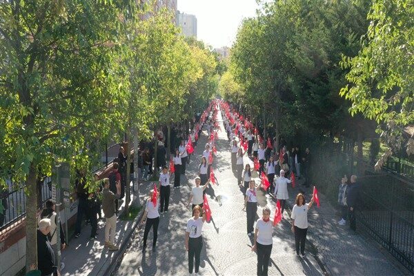 Esenyurt’ta 29 Ekim kutlanıyor Kutlamalar, belediye kreşlerindeki çocukların hazırladığı gösterilerle başladı. Ardından “Cumhuriyet Sergisi”