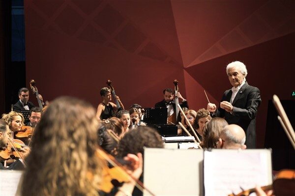 Konserin ilk bölümünde E. Elgar’ın Yaylı Çalgılar için Serenad, Mi