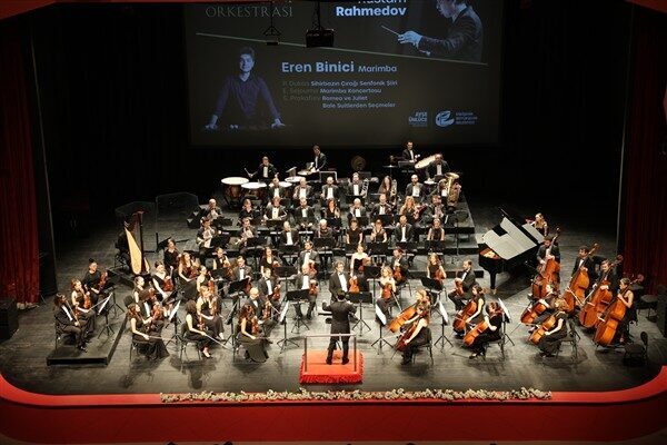 Konserin ilk bölümünde P. Dukas’ın “Sihirbazın Çırağı Senfonik Şiiri” seslendirildi.