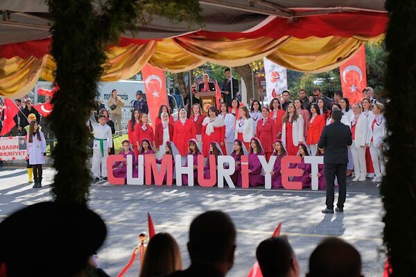 Eskişehir’de 29 Ekim Cumhuriyet Bayramı kutlandı Cumhuriyet’in ilanının 102. yılı, Eskişehir’de düzenlenen törenlerle kutlandı. Eskişehirliler, 29