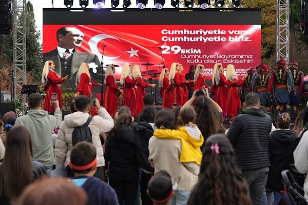 Eskişehir’de Cumhuriyet Şenliği düzenlendi Eskişehir Büyükşehir Belediyesi tarafından , Cumhuriyet’in 102. yılı etkinlikleri kapsamında