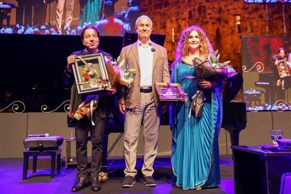 Alanya Belediyesi’nin ev sahipliğinde ücretsiz olarak düzenlenen konser, tarihi Kızılkule