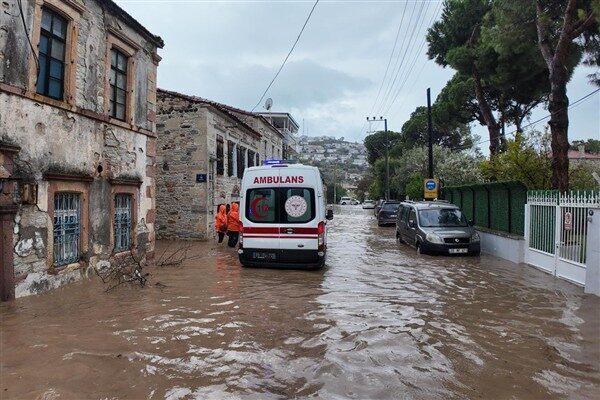 İzmir’in Foça ilçesinde meydana gelen aşırı yağış nedeniyle yaşam olumsuz