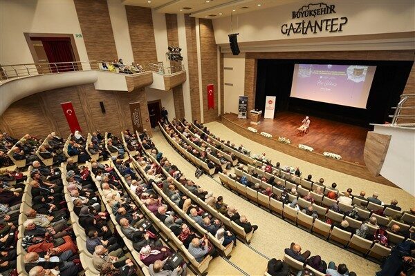 Onat Kutlar Konferans Salonu’nda düzenlenen programda, umre ziyaretini gerçekleştirecek 316