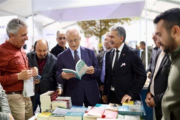 Gemlik İskele Meydanı’nda gerçekleştirilen açılış törenine, Onur Konuğu olarak Geçmiş