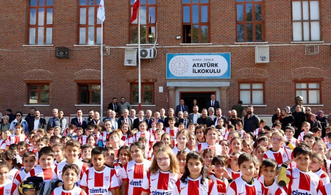 Düzenlenen organizasyonda Gemlikspor oyuncuları öğrencilere 328 adet Gemlikspor forması hediye
