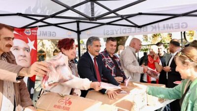 Gemlik Belediyesi tarafından, 29 Ekim Cumhuriyet Bayramı dolayısıyla bayrak dağıtımı