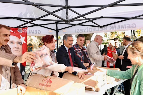 Gemlik’te bayrak dağıtımı etkinliği Gemlik Belediyesi tarafından, 29 Ekim Cumhuriyet Bayramı dolayısıyla bayrak dağıtımı