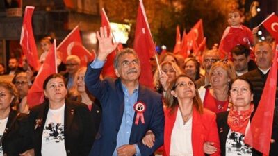 Saat 19.00’da Eski Diş Hastanesi önünden başlayan yürüyüşe binlerce Gemlikli