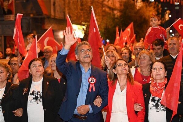Gemlik’te Cumhuriyet Bayramı kutlamaları kapsamında kortej yürüyüşü gerçekleşti Saat 19.00’da Eski Diş Hastanesi önünden başlayan yürüyüşe binlerce Gemlikli